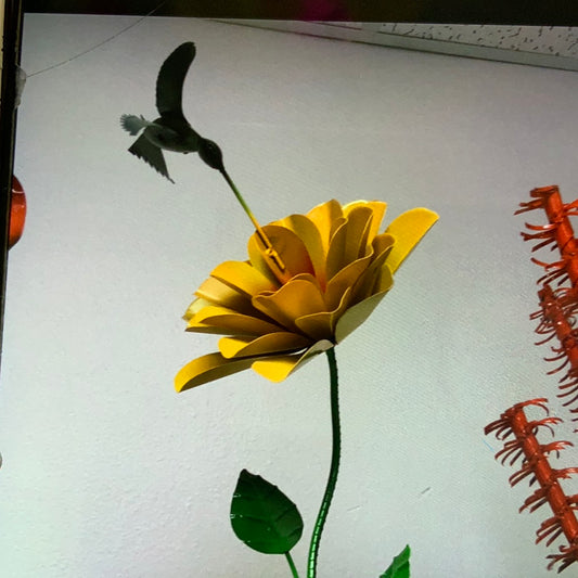 Flor amarilla colibri